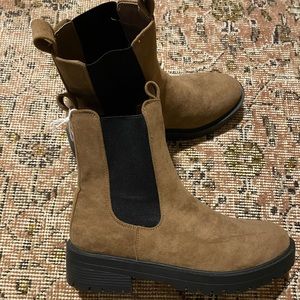 NWT American Eagle Chelsea Boots